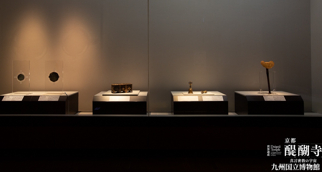 九国博の醍醐寺展で展示された金銅輪宝羯磨文戒体箱の写真